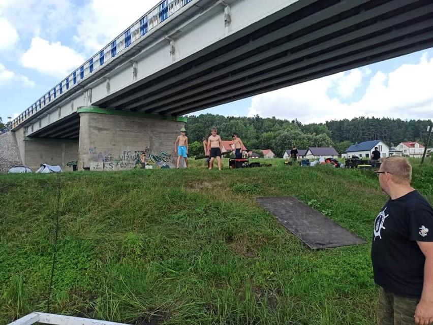 Harcerze płyną tratwą do Elbląga. W sobotę staną na miejskiej plaży