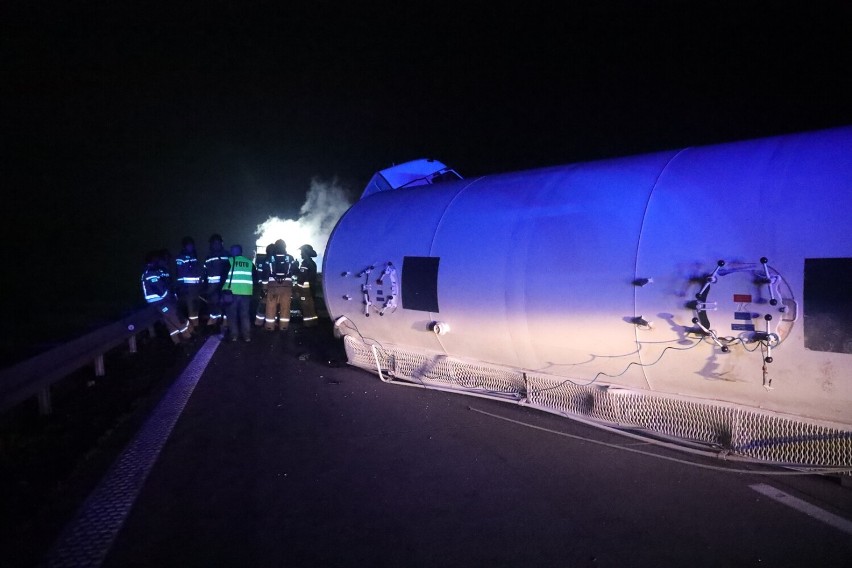 Wypadek na autostradzie A4 na wysokości Legnicy, wybuchło tysiące dezodorantów