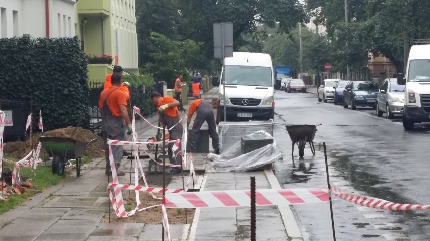 Na Zamoyskiego w Bydgoszczy remontują chodnik [zdjęcia, wideo]