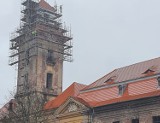 Zamek w Żarach. Rusztowanie znika z wieży zamkowej, zakończył się remont i odbudowa hełmu