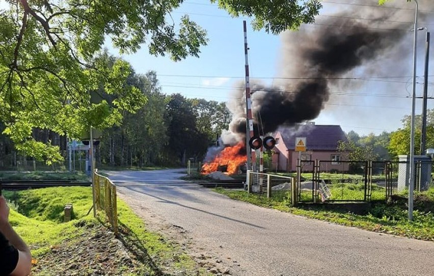 Samochód w ogniu. Pożar mazdy w Iwinie koło Grzmiącej [zdjęcia]