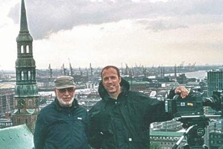 Kurt Weber i jego student podczas zdjęć kręconych w Hamburgu.  ARC