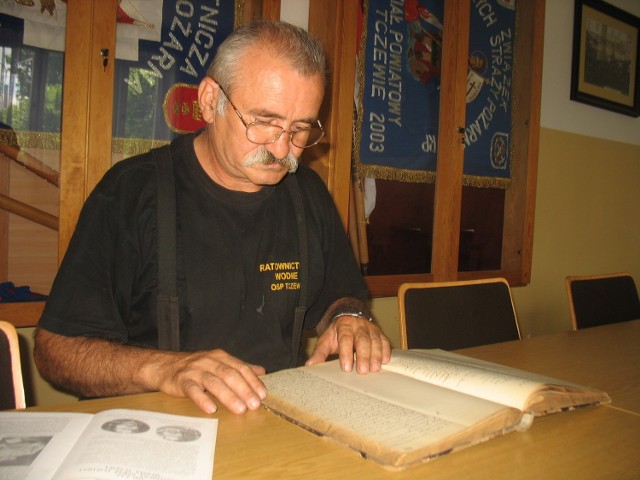 Marian Lewandowski, naczelnik OSP w Tczewie z zaciekawieniem czyta dawne zapiski