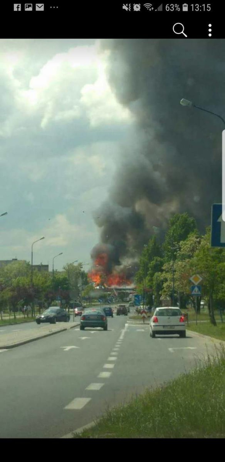 Wielki pożar w Radomsku. Spłonął market Lidl [ZDJĘCIA, FILMY]