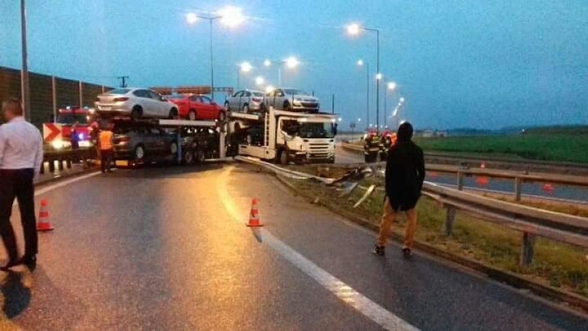 Żory: ciężarówka utknęła w poprzek drogi na zjeździe z autostrady [ZDJĘCIA]