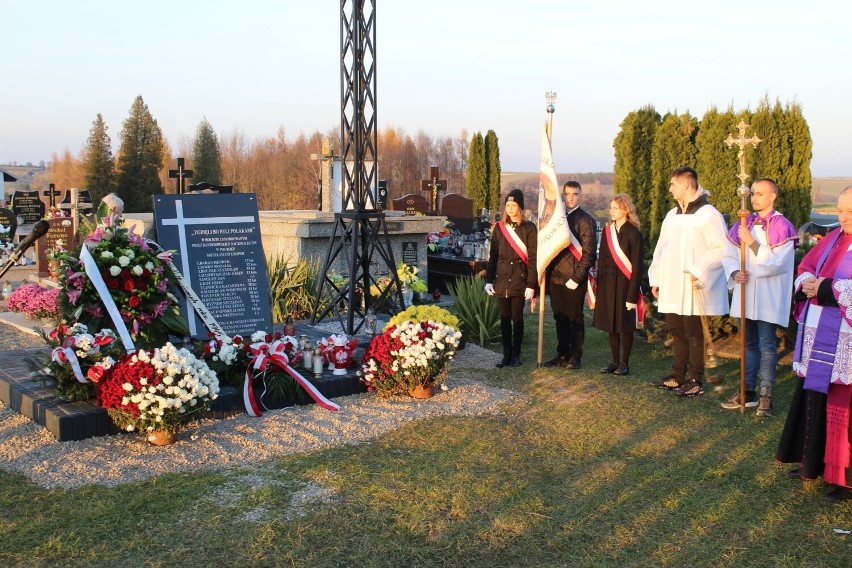 Cmentarz w Ujkowicach. Uroczystości odsłonięcia tablicy ku...