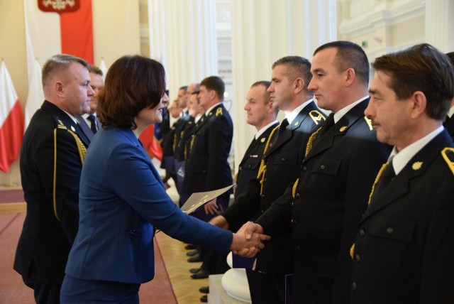 W sali kolumnowej Podkarpackiego Urzędu Wojewódzkiego odbył się uroczysty apel służb mundurowych. Była to okazja, aby podziękować funkcjonariuszom za codzienną, doskonałą służbę i pracę.

W trakcie uroczystości wręczono awanse na wyższe stopnie służbowe. Awansowanych zostało 65 strażaków z województwa podkarpackiego. Byli w tym gronie strażacy z Przemyśla.

Akty mianowania na wyższe stopnie służbowe wręczyła wojewoda podkarpacki Ewa Leniart oraz podkarpacki komendant wojewódzki Państwowej Straży Pożarnej st. bryg. Andrzej Babiec w asyście komendanta wojewódzkiego policji w Rzeszowie insp. Henryka Moskwy.

W Przemyślu wybudują komorę dymową dla strażaków. Koszt inwestycji to 1,5 mln zł
