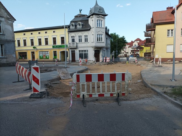 Widok na zamknięte skrzyżowanie od strony ulicy Jeziornej