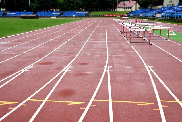 Bieżnia stadionu lekkoatletycznego przy ulicy Leszka Drogosza w Kielcach, która została niedawno  położona wymaga naprawy, ponieważ pojawiły się na niej  wybrzuszenia 


Zobacz kolejne zdjęcia