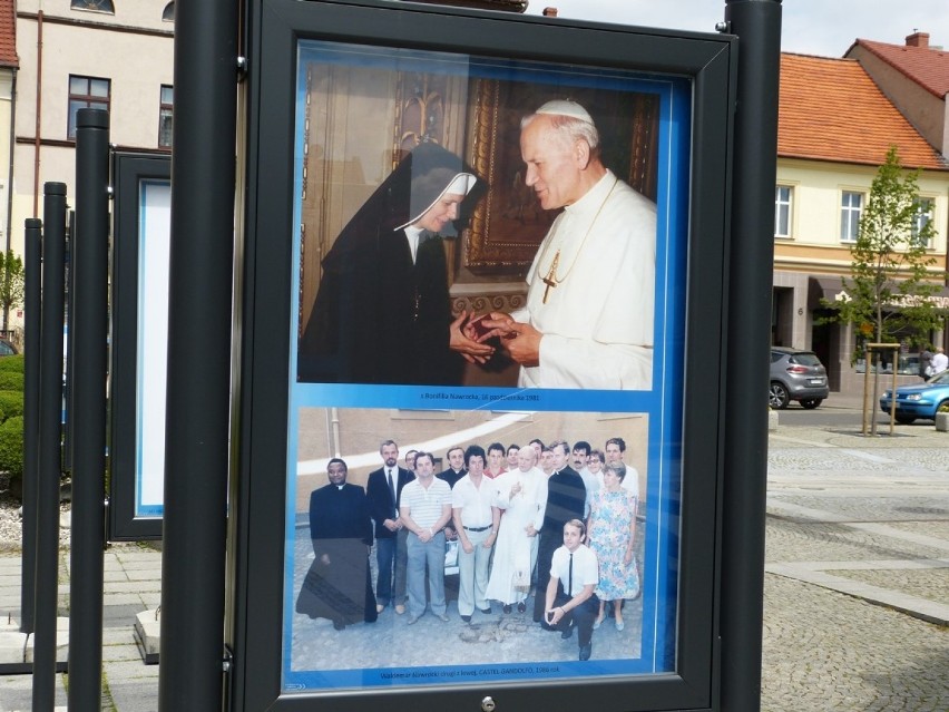 Pleszewianie z Janem Pawłem II. Zobaczcie wystawę na pleszewskim rynku