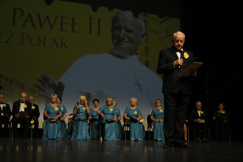 Środa Seniora w Suwałkach. Seniorzy zaprezentowali spektakl “W hołdzie św. Janowi Pawłowi II” [Zdjęcia]