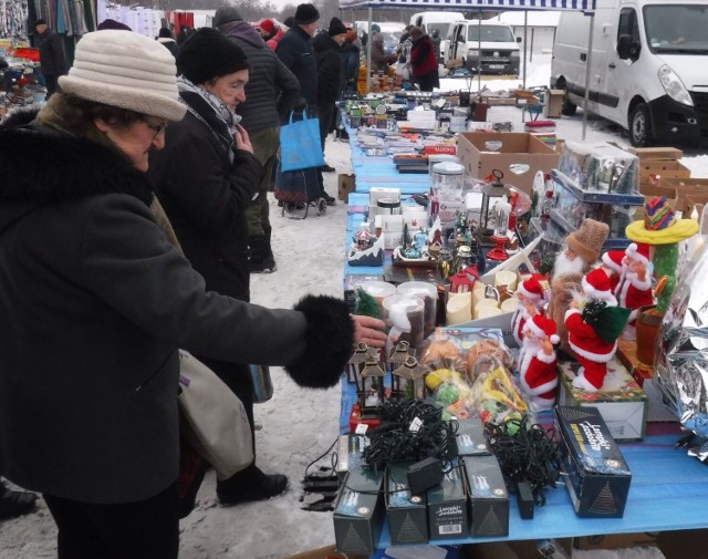 Na radomskim targowisku Korej w czwartek 15 grudnia można było kupić świąteczne ozdoby i dekoracje. Były bardzo ładne stroiki, wianki, skrzaty, bombki, różnego rodzaju cudeńka do ozdoby domu, balkonu, tarasu. Można było kupić zimowe grające i świecące miasteczka, a także figurki Świętego Mikołaja.

Zobaczcie zdjęcia i ceny na kolejnych slajdach.