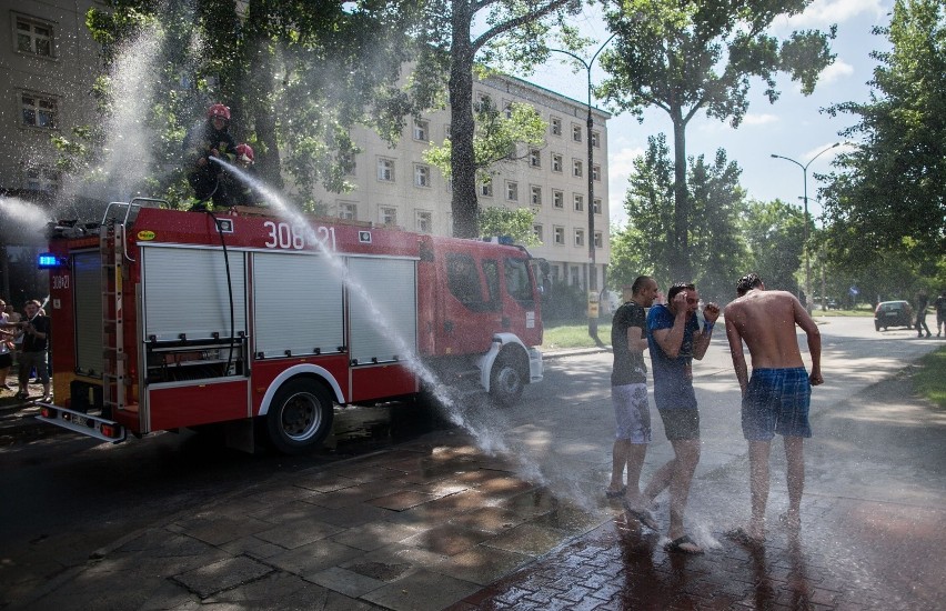 Juwenalia 2014 w Łodzi. Strażacy budzili studentów na...