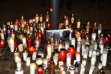 Na placu Wejhera zapłonęły znicze, a w Kolegiacie odbyła się msza św. Wejherowianie oddali hołd zmarłemu prezydentowi Pawłowi Adamowiczowi
