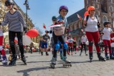 Kraków. Patriotyczny przejazd na rolkach, deskorolkach i hulajnogach [ZDJĘCIA]