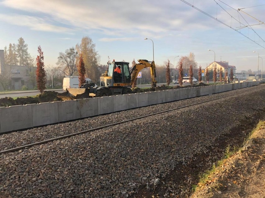 PKP buduje nowy peron przy torach koło Podhalanina w...