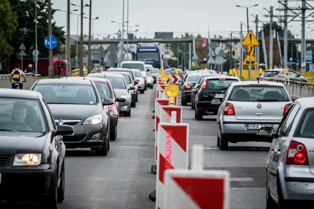 Kierowcy muszą zmagać się ze sporymi utrudnieniami na samej estakadzie, a do dzisiaj czekają ich także problemy pod nią.