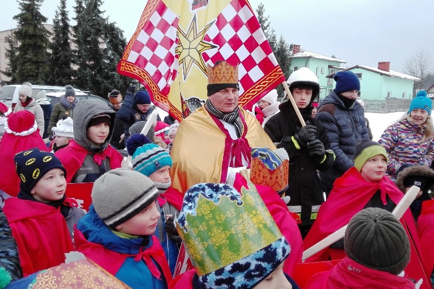 Orszak Trzech Króli 2019 w Zabrzegu: królowie pokłonili się Dzieciątku na terenie stadionu [ZDJĘCIA]