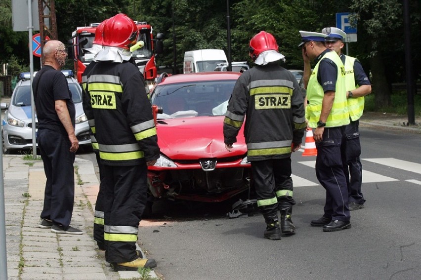 Wypadek na ulicy Mickiewicza w Legnicy [ZDJĘCIA]