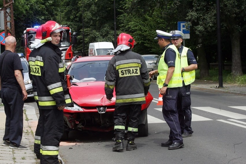 Wypadek na ulicy Mickiewicza w Legnicy [ZDJĘCIA]