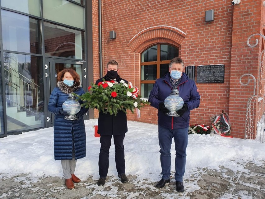 Władze Wodzisławia Śl. złożyły kwiaty przed pomnikami...