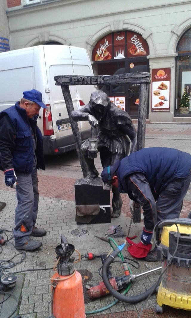 Gwarek znów zniszczony. Zdjęcie z poprzedniej naprawy