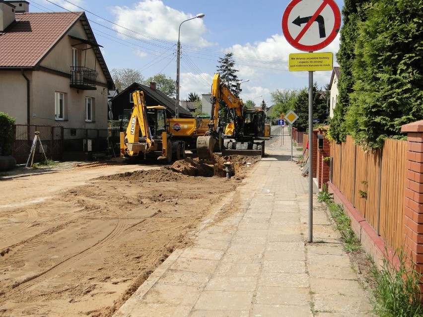 W Radomiu prowadzone są prace przy wymianie rur kanalizacyjnych i wodociągowych na ulicy Średniej, jest wyznaczony objazd