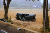 Wypadek w Polichnie: Jechali w Bieszczady. Samochód uderzył w drzewo i dachował ZDJĘCIA