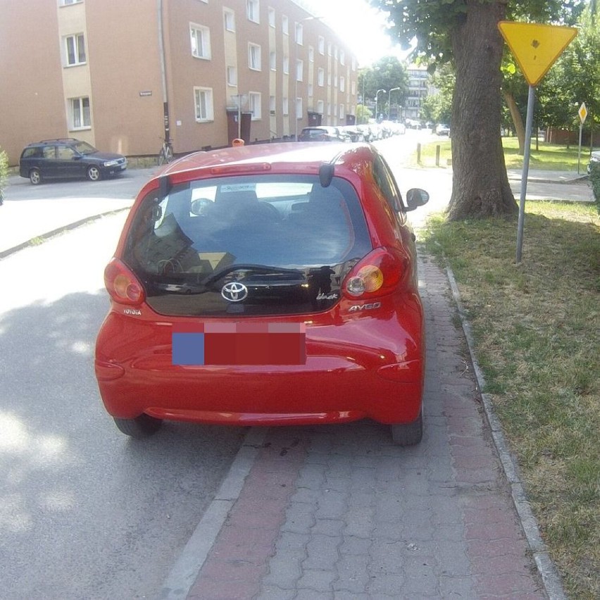 Chodniki zamiast parkingów. Strażnicy ze Szczecinka pokazują, jak nie parkować [zdjęcia]