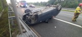 Brzesko. Wypadek i dachowanie na autostradzie A4, kierowca zasnął za kierownicą. Dwie osoby trafiły do szpitala 15.07
