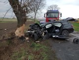 Śmiertelny wypadek pod Jarocinem. Samochód osobowy uderzył w drzewo. Nie żyje kierowca BMW