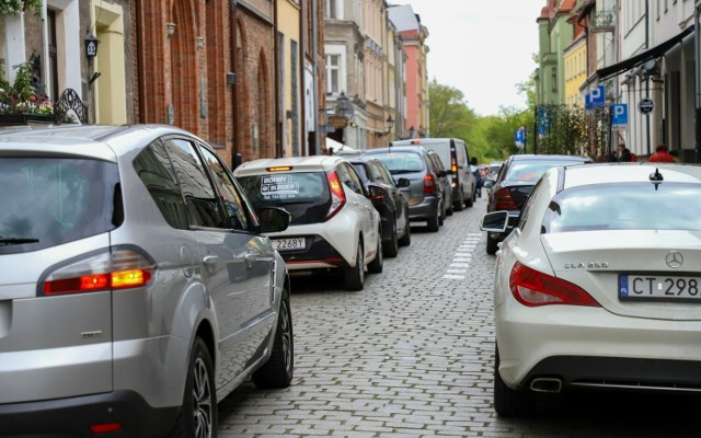 Problem z parkowaniem na starówce i poruszaniem się samochodem przez nią jest w dni powszednie, a co dopiero w weekendy, zwłaszcza w sezonie turystycznym. Na zdjęciu ulica Kopernika