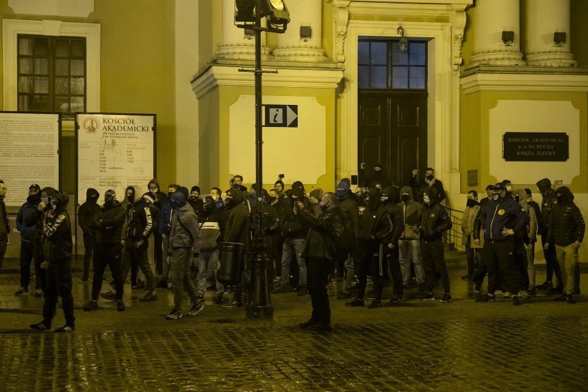 Wieczorową porą kobiety w Toruniu strajkowały pod...