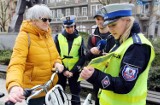 Dzień Wiosny na rowerze. Odblaski i prezenty dla cyklistów od policjantów [wideo]