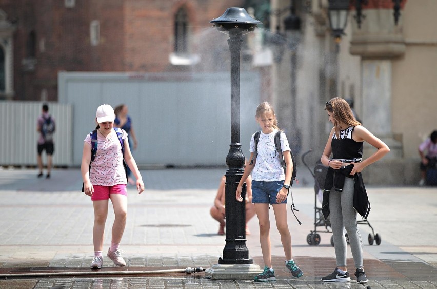 Krakowianie szukają ochłody. W mieście stanęły kurtyny wodne! [GALERIA]