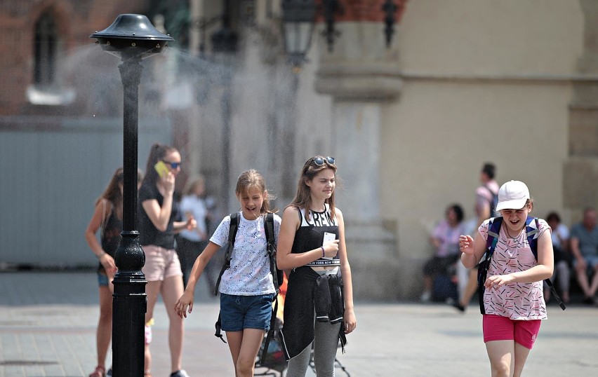 Krakowianie szukają ochłody. W mieście stanęły kurtyny wodne! [GALERIA]