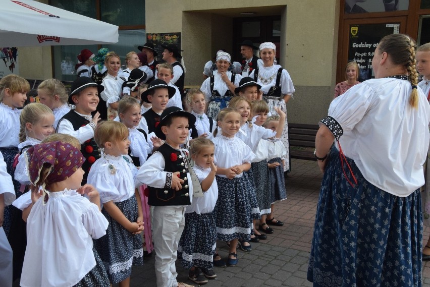 Barwny, rozśpiewany i rozmuzykowany korowód przeszedł...