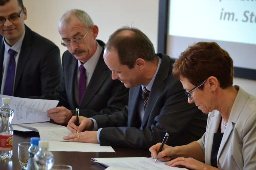 Lacroix Electronics podpisało umowy o współpracy z ZSP 1 i CKZiU [ZDJĘCIA]