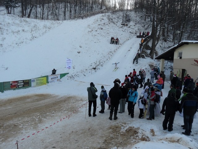 W Goleszowie najmłodsi skoczkowie rywalizowali w mikołajkowym konkursie skoków narciarskich