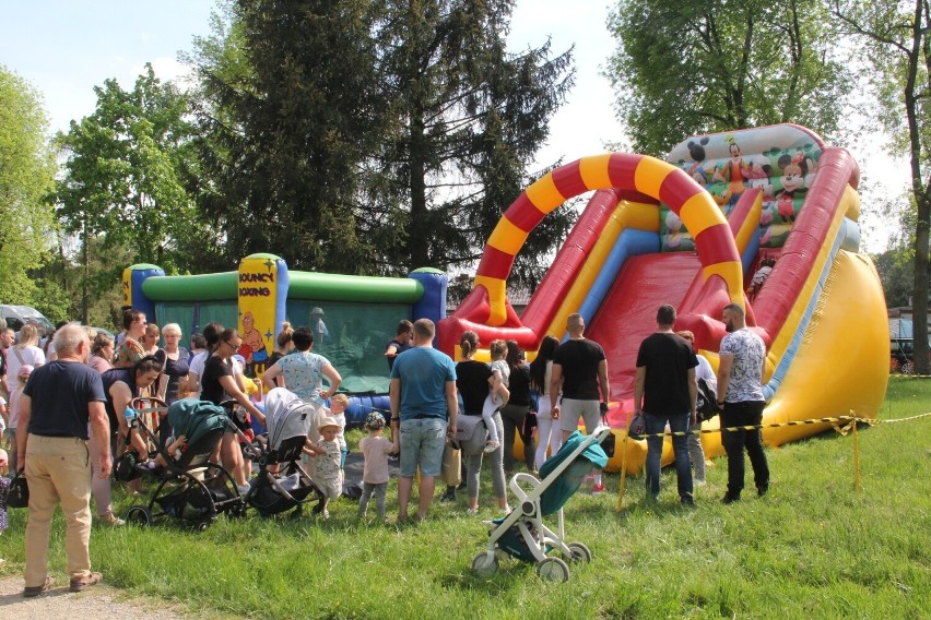 Plenerowa impreza dla dzieci w brzezińskim parku miejskim: festiwal baniek mydlanych i i święto kolorów