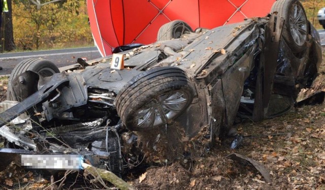 W czwartek, 18 października, na DK 45 pomiędzy Lasowicami Wielkimi a Kuniowem, 28-letni kierowca BMW nie dostosował prędkości do warunków jazdy i dachował. Zginął na miejscu.