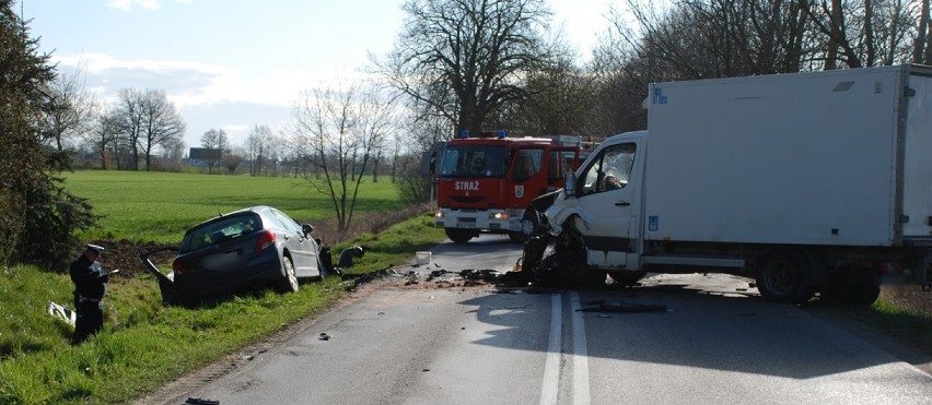 Wypadek Trutnowy [14.04.2020 r.] Zderzenie osobówki z samochodem dostawczym. 31-letnia kobieta trafiła do szpitala |ZDJĘCIA
