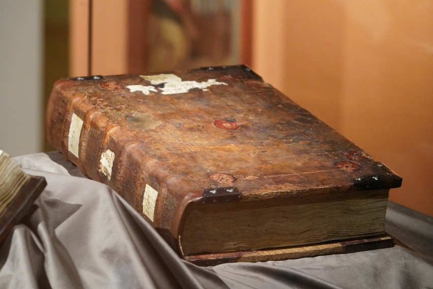 Pelplińska Biblia Gutenberga zaprezentowana w Muzeum...