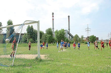Dzisiaj w Szopienicach gra się na trawiastym boisku. Ale już 1 lipca zacznie się budowa nowoczesnego ośrodka sportowego. Karina Trojok