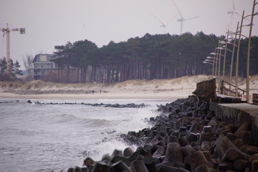 Spacer po plaży w Darłówku. Zimowe zdjęcia znad morza [ZDJĘCIA]