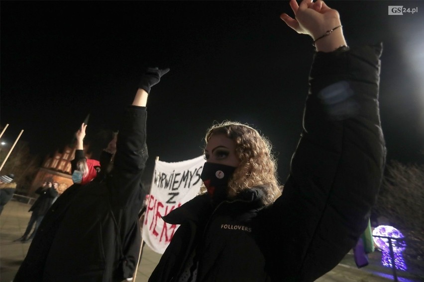 Protest kobiet na pl. Solidarności w Szczecinie: "Nie będziemy wam po(d)ręczne"
