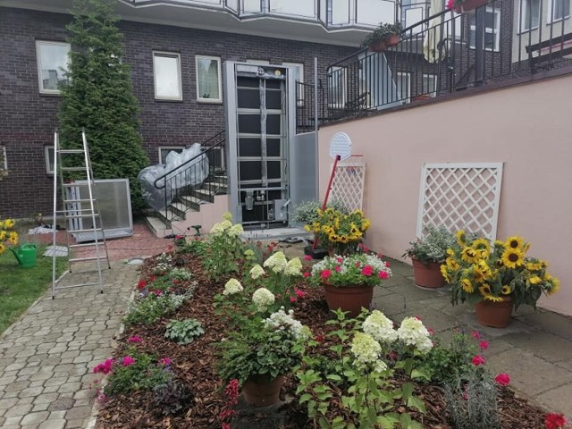 Mieszkańcy Domu Pomocy Społecznej  w Sandomierzu niebawem będą mogli korzystać z nowego udogodnienia. To winda, która pozwoli seniorom zjechać samodzielnie z patio do pełnej zieleni i kwiatów oazy.