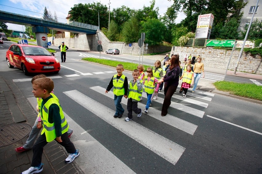 Przy szkołach w Gdyni i Sopocie kierowcy są nagradzani za bezpieczną jazdę