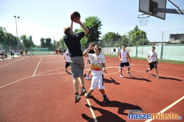 Bowbasket powrócił do Bierutowa. Była to reaktywacja wydarzenia z 1999 roku. Turniejowi nie było obce, legendarne już hasło „Hej, hej tu NBA”, kiedy to redaktor Włodzimierz Szaranowicz witał telewidzów TVP 2 w latach 90’, gdy w Polsce był ogromny boom na koszykówkę za sprawą Byków i Michaela Jordana.
Sobotni turniej miał także charakter ruchu społecznego, który oprócz sportowej rywalizacji zawierał muzykę (zapewniał ją dj Paląca Ręka), integrację a także jedność wspólnego celu.
W rozgrywkach uczestniczyło 13 zespołów (były także osoby, które brały udział w rozgrywkach 14 lat temu). Każda koszykarska potyczka trwała 20 minut lub do 16 punktów. W rywalizacji brały udział zespoły męskie, żeńskie, a także składy mieszane. Nie wynik był najważniejszy, ale idea sportowych wrażeń i zmagań.
W finale spotkały się zespoły F w składzie: Janek Matuszczyk, Mariusz Ludziejewski, Tomasz Czyż, Tomasz Rutkowski i J: Dominik Pukas, Michał Perdek, Miłosz Frysztak, Sebastian Bekus. To ten pierwszy zespół okazał się zwycięzcą tegorocznej edycji imprezy.