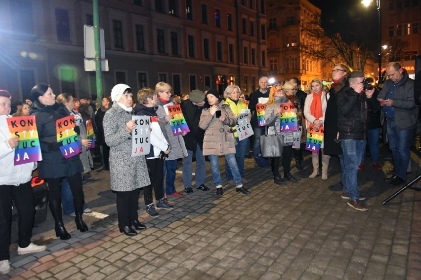 Tłumy protestowały przed sądem w Legnicy, „Dziś Sędziowie – jutro TY” [ZDJĘCIA]